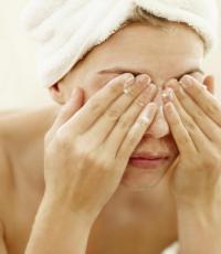Как правильно смывать макияж и очищать лицо Чем смыть грим